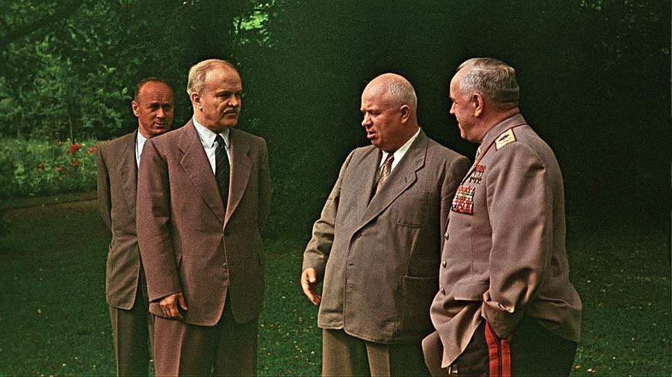 Серов, Молотов, Хрущев и Жуков на Женевском саммите. Фотоархив журнала Огонек