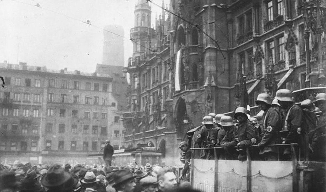 Мюнхенская Мариенплац во время неудавшегося Пивного путча. Фото:Bundesarchiv