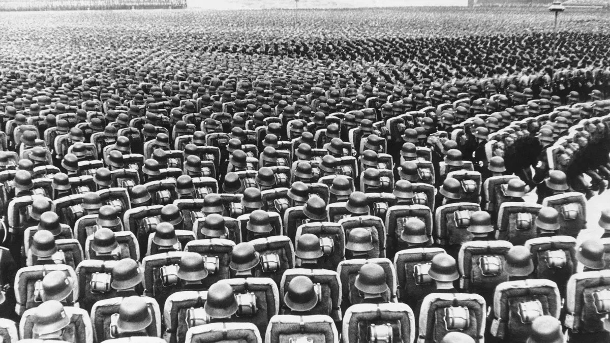 Около сотни тысяч штурмовиков собрались на митинг, где выступает Гитлер, 12 сентября 1937 года в Нюрнберге. Архивное фото