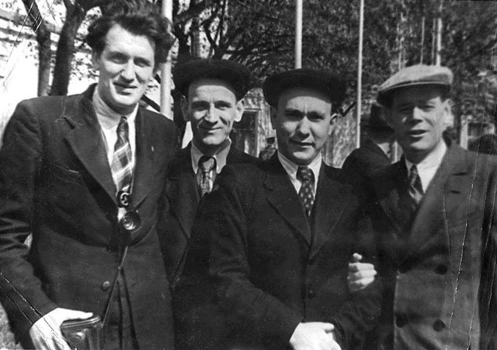 Яковлев (третий слева) во время работы в газете «Северный рабочий», 1950-е. Фото: архив