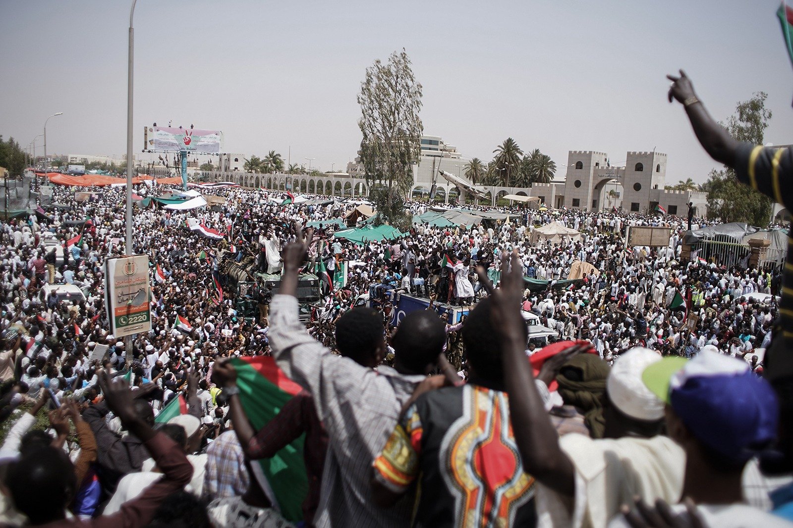 Массовые демонстрации у штаб-квартиры суданской армии в Хартуме. Фото: Ala Kheir / dpa / picture-alliance