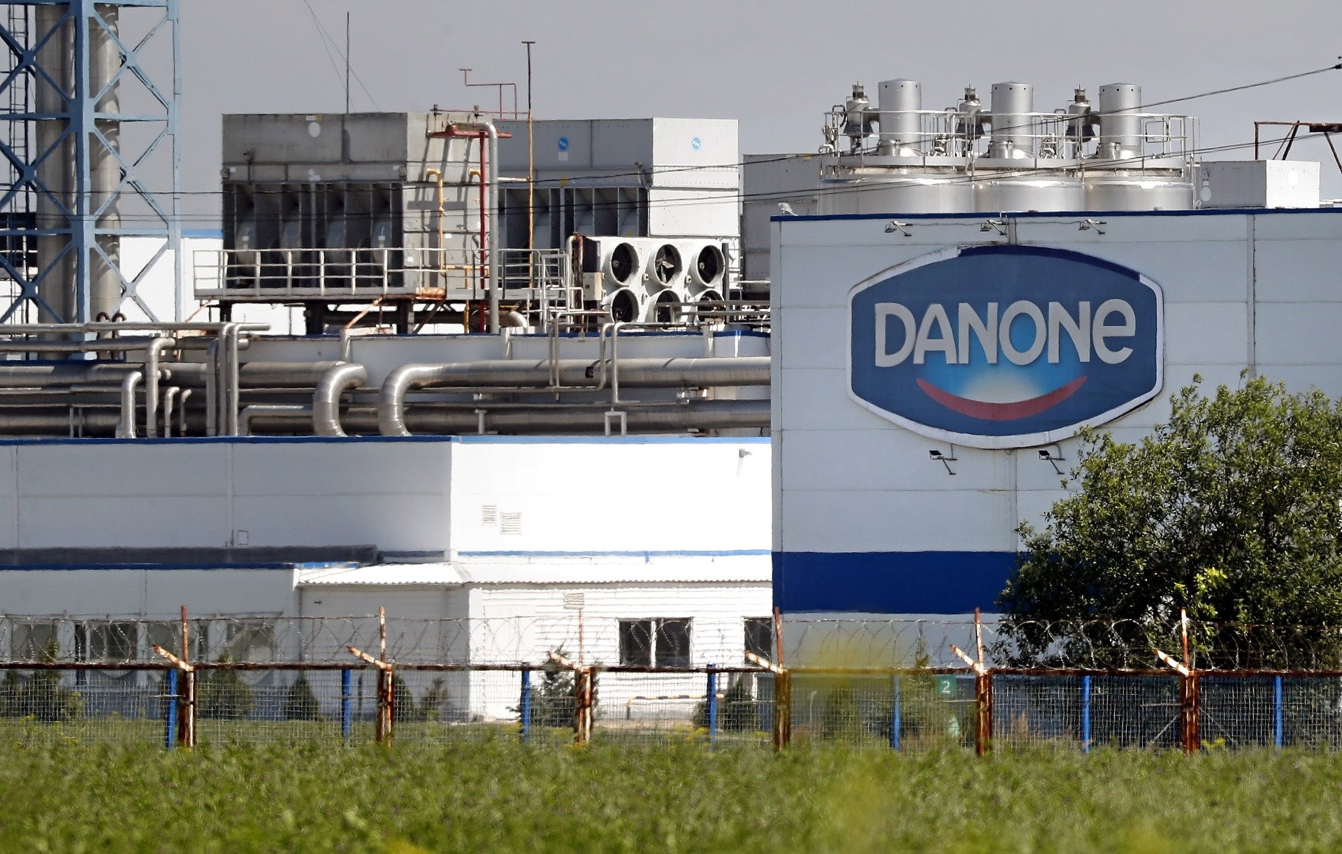 Вид на молочный комбинат Danone. Доли иностранных владельцев в российской дочерней компании Danone были переданы Росимуществу. Фото: EPA