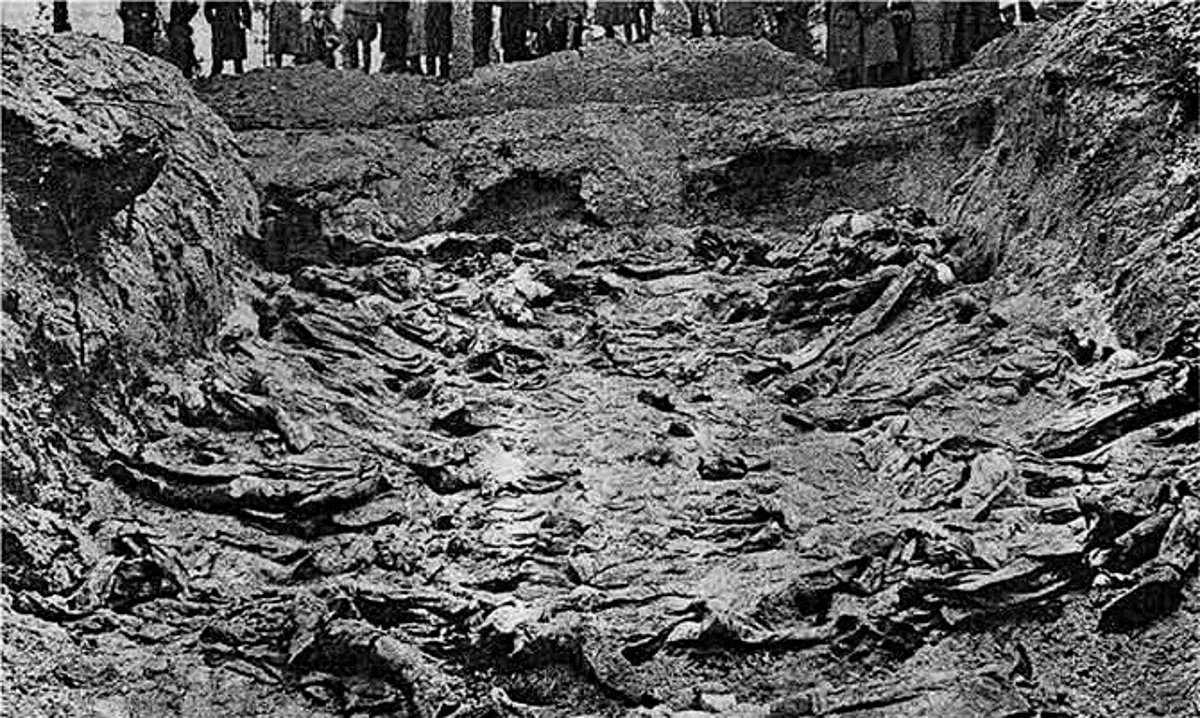 Эксгумация массового захоронения в Катыни. Wikimedia Commons