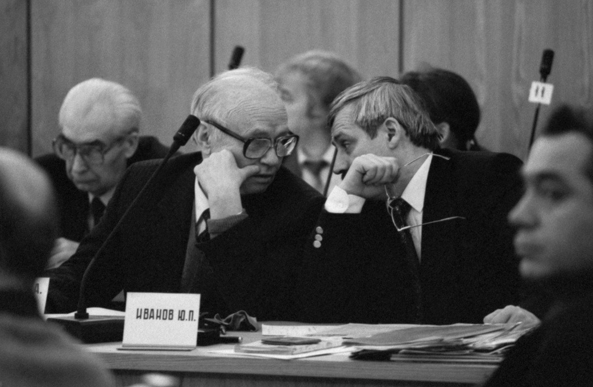 Судебный процесс по делу ГКЧП. Виктор Крючков в центре слева. Фотоархив ТАСС
