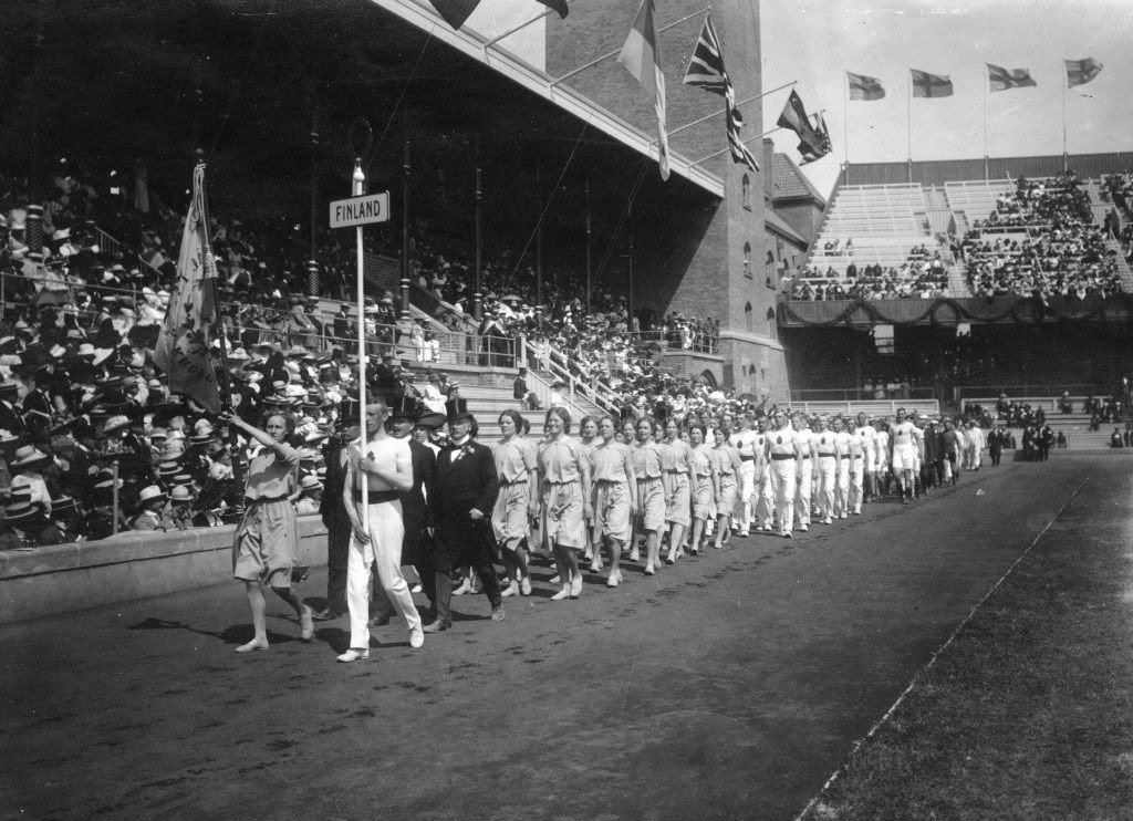 На церемонии открытия Олимпийских игр 1912 года сборная Финляндии (которая тогда входила в Российскую империю) предпочла идти под флагом хельсинкского женского гимнастического клуба. Фото: архив