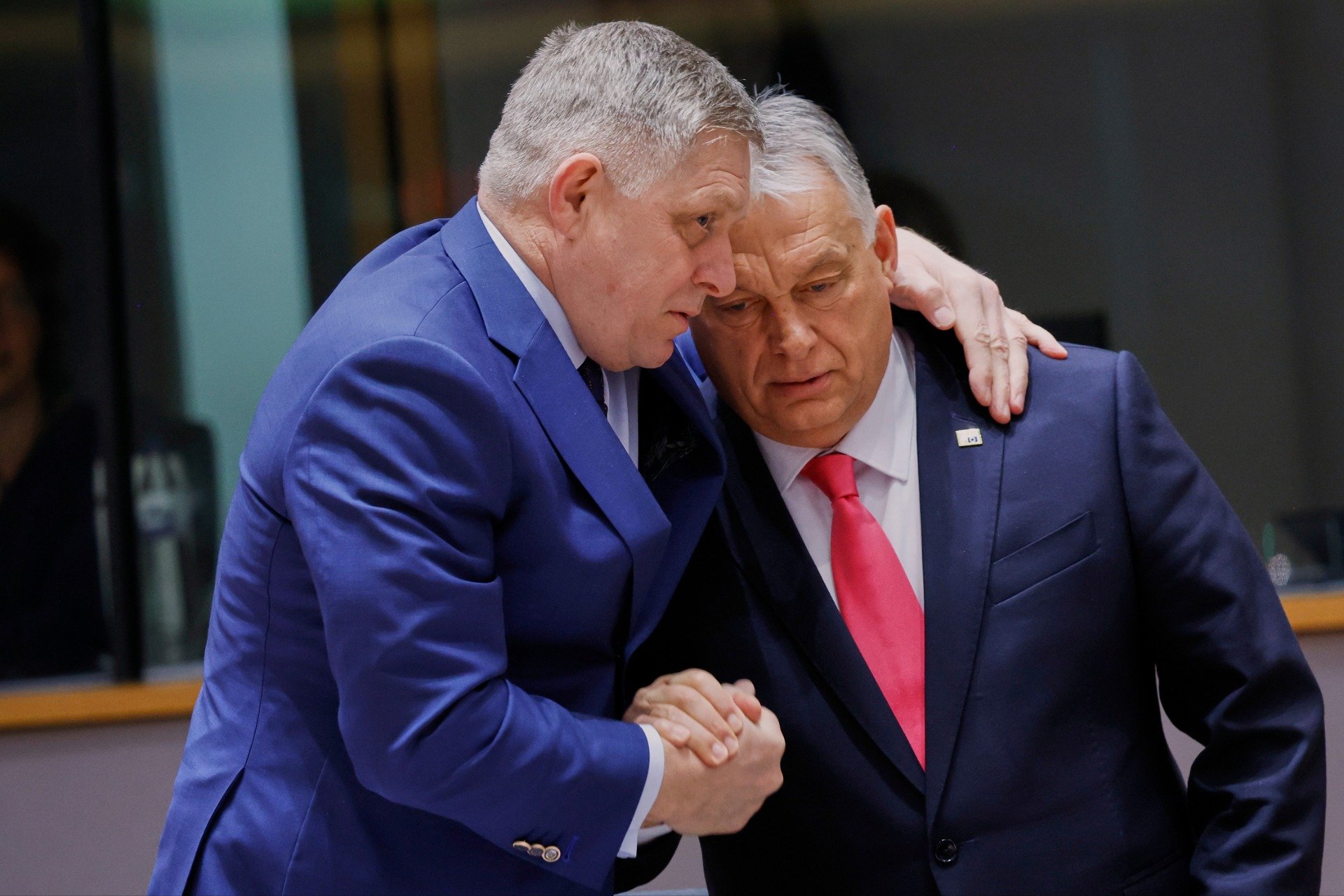 Роберт Фицо и Виктор Орбан перед саммитом глав государств и правительств ЕС. Фото: AP / TASS