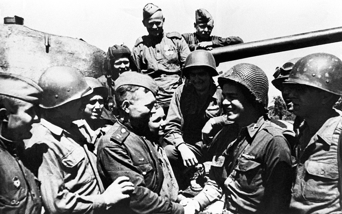 Советские и америнские солдаты на день победы. Фото: Ландер Ольга/ТАСС
