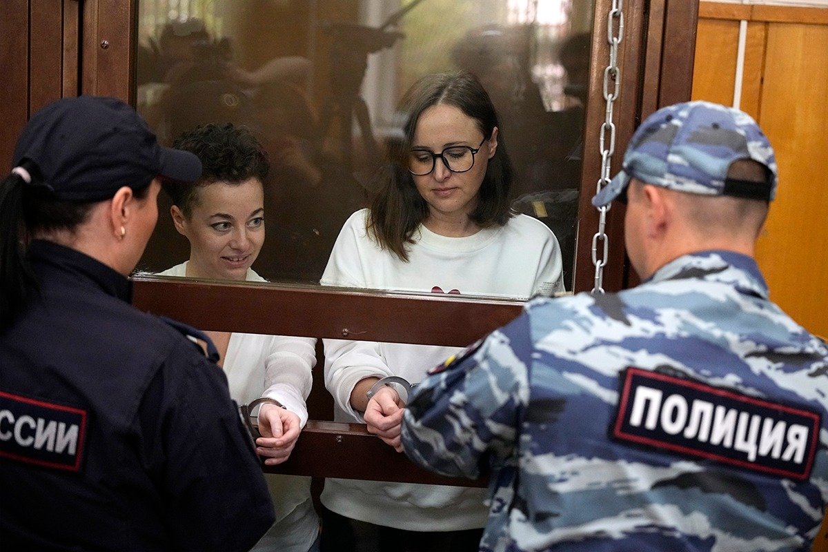 Евгения Беркович и Светлана Петрийчук в зале суда. Фото: AP / TASS