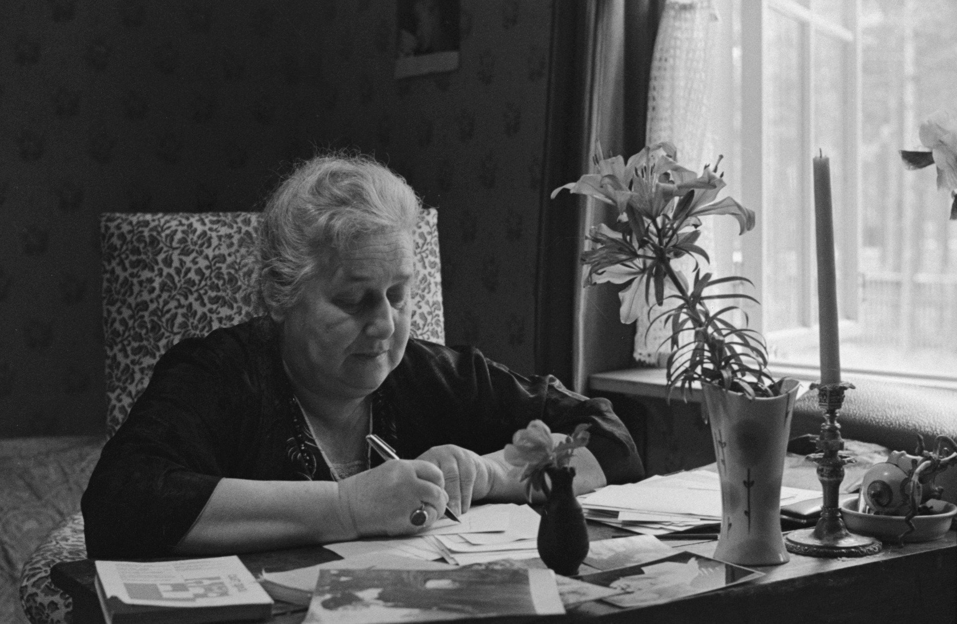 Анна Ахматова за рабочим столом. Фото: Василий Федосеев /Фотохроника ТАСС