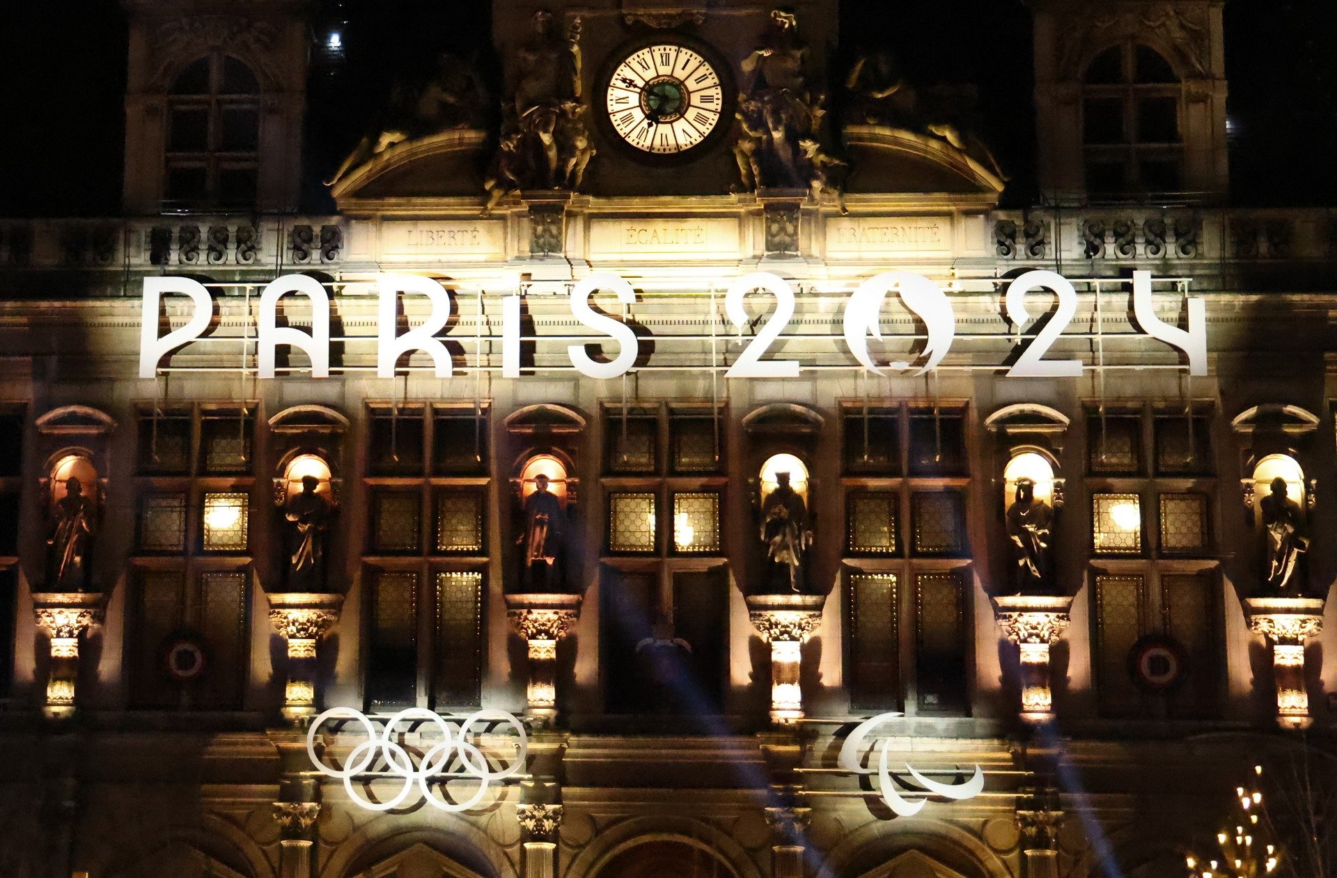 Мэрию Парижа украсили к предстоящим Олимпийским играм 2024. Фото: EPA