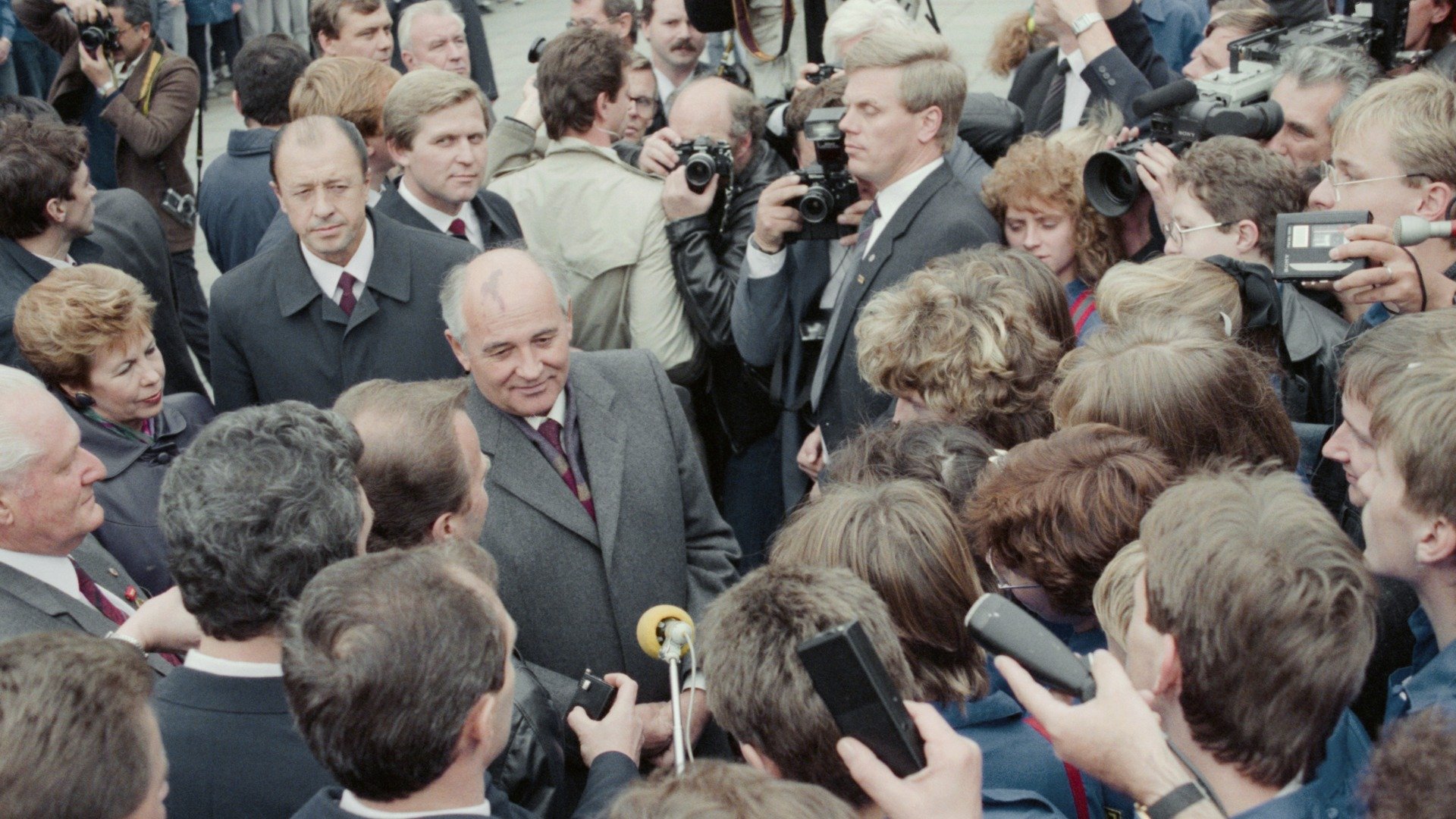 6 октября 1989 г. Михаил Горбачев во время встречи с жителями Берлина. Фото: Юрий Лизунов, Александр Чумичев / Фотохроника ТАСС