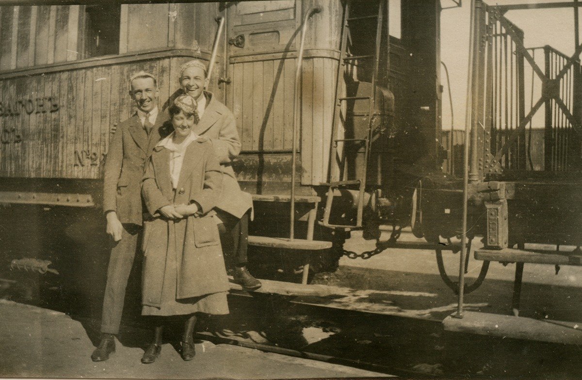 Американские квакеры: Самуэл Везералд, Омер Браун и Алфреда Гранди. 1922 год. Аривное фото