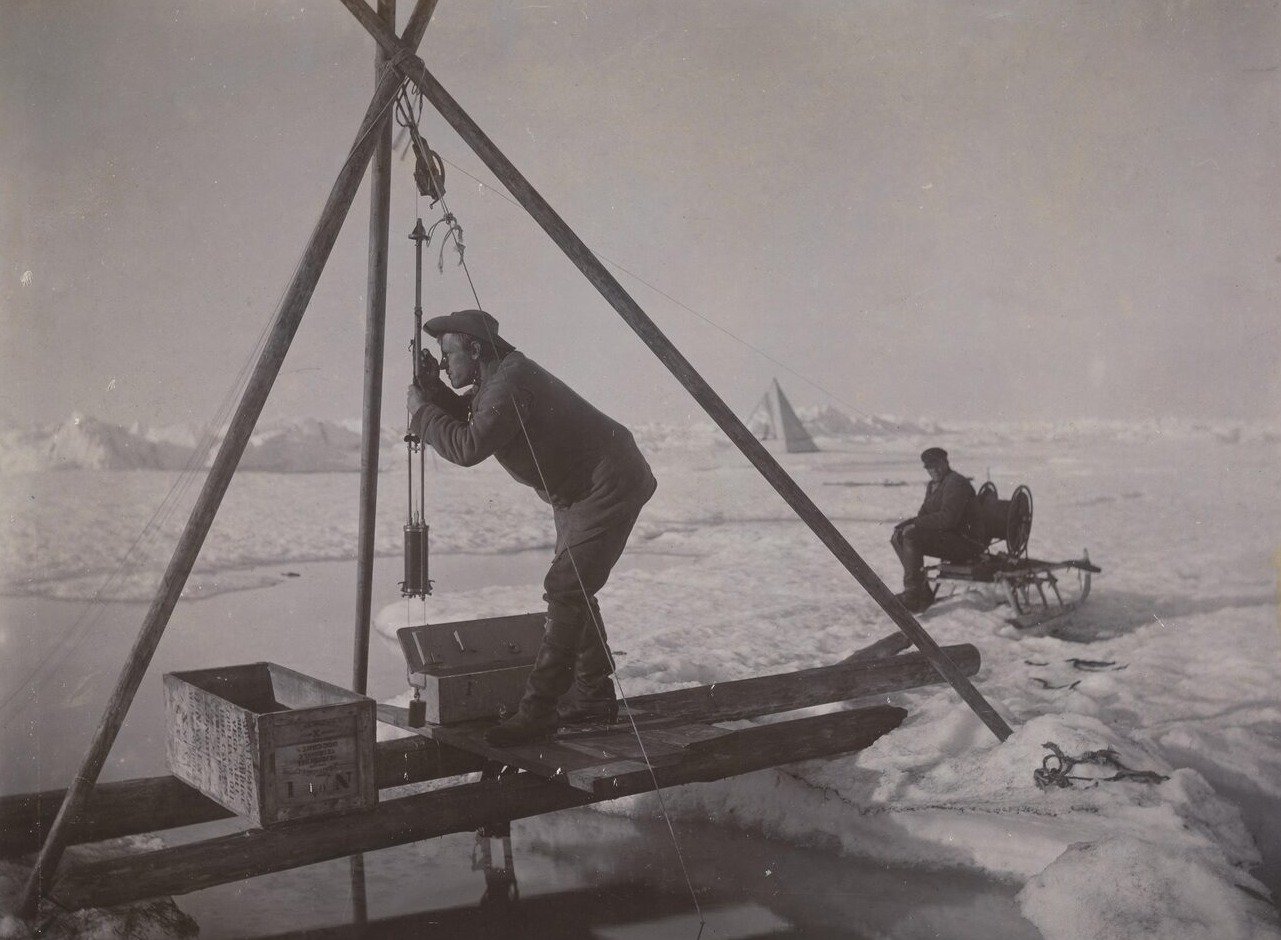 Нансен отбирает пробы воды с разных глубин, Северный Ледовитый океан, 1894 год.