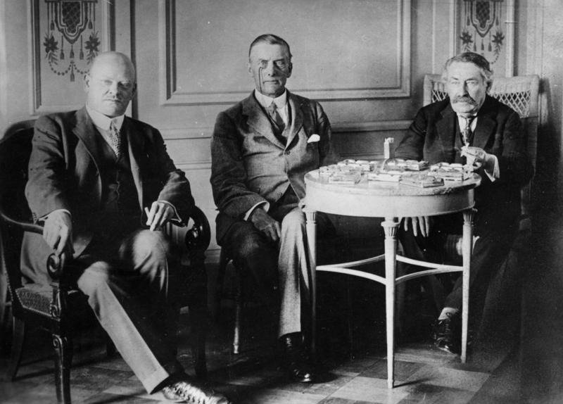 Густав Штреземан, Остин Чемберлен и Аристид Бриан во время переговоров в Локарно. Фото: Википедия