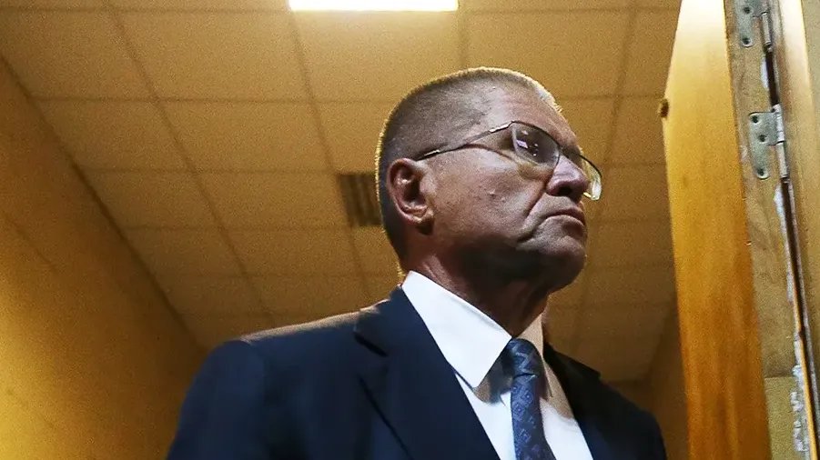 Алексей Улюкаев в коридоре суда. Фото: из открытых источников