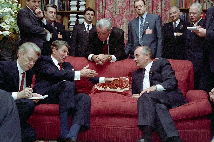 Встреча президента США Рональда Рейгана и советского лидера Михаила Горбачева в Женеве в 1985 году. Фото: Президентская библиотека и музей Рональда Рейгана