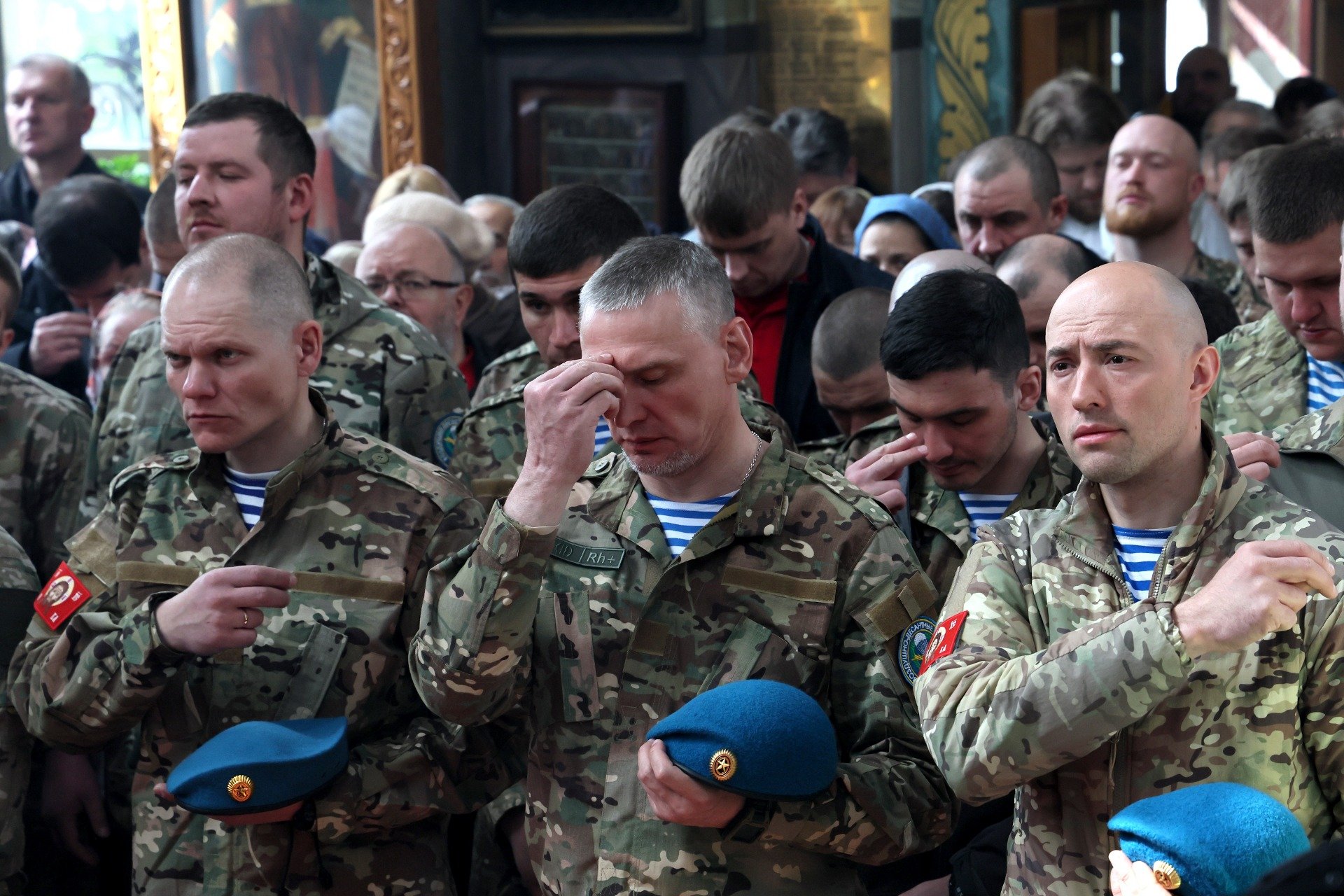 Военнослужащие во время божественной литургии в храме Георгия Победоносца. Фото: Сергей Савостьянов / ТАСС
