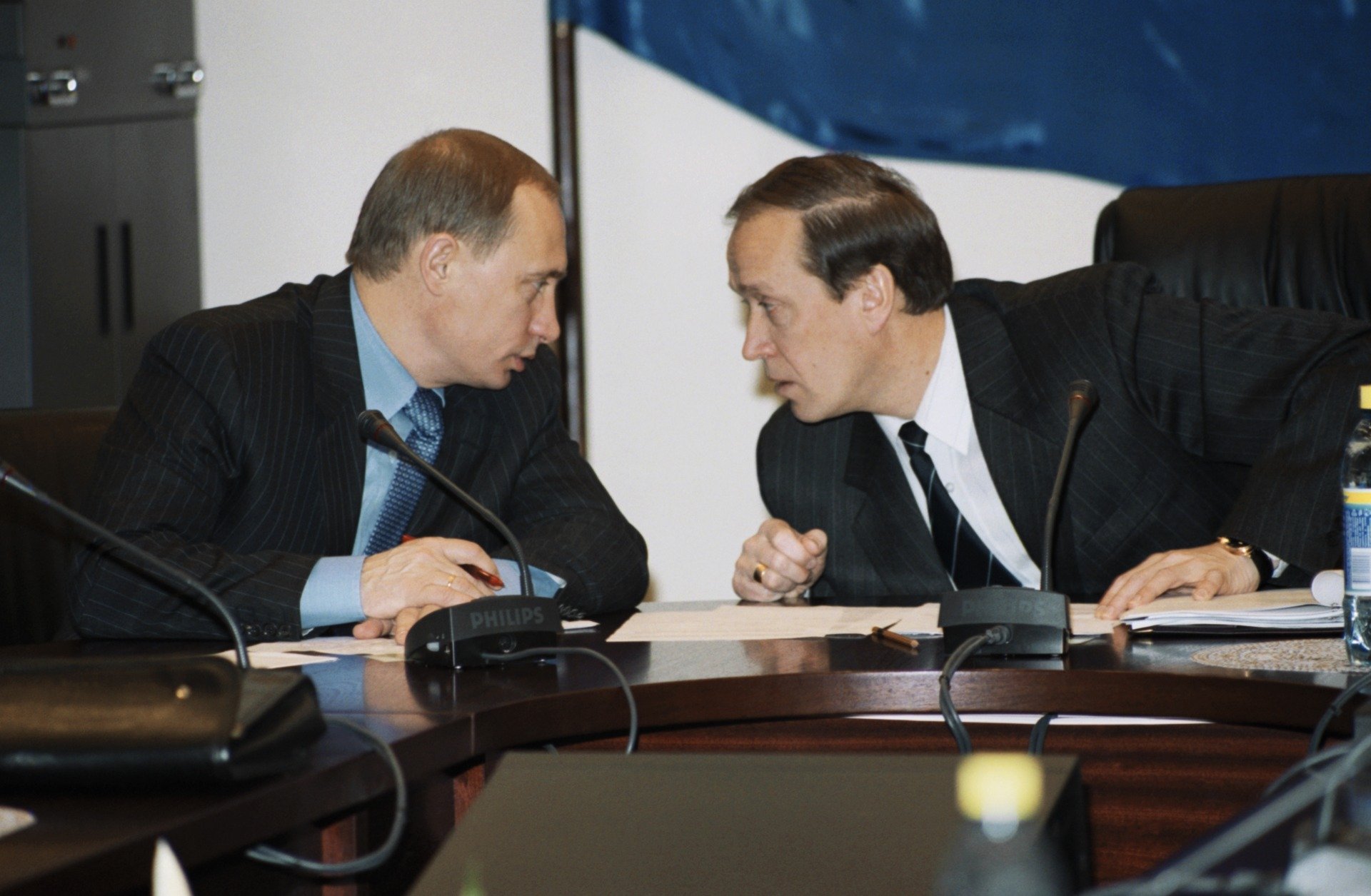 9 декабря 1999 г. Владимир Путин и председатель Центризбиркома Александр Вешняков во время селекторного совещания по подготовке к выборам. Фото: Людмила Пахомова / Фотохроника ТАСС
