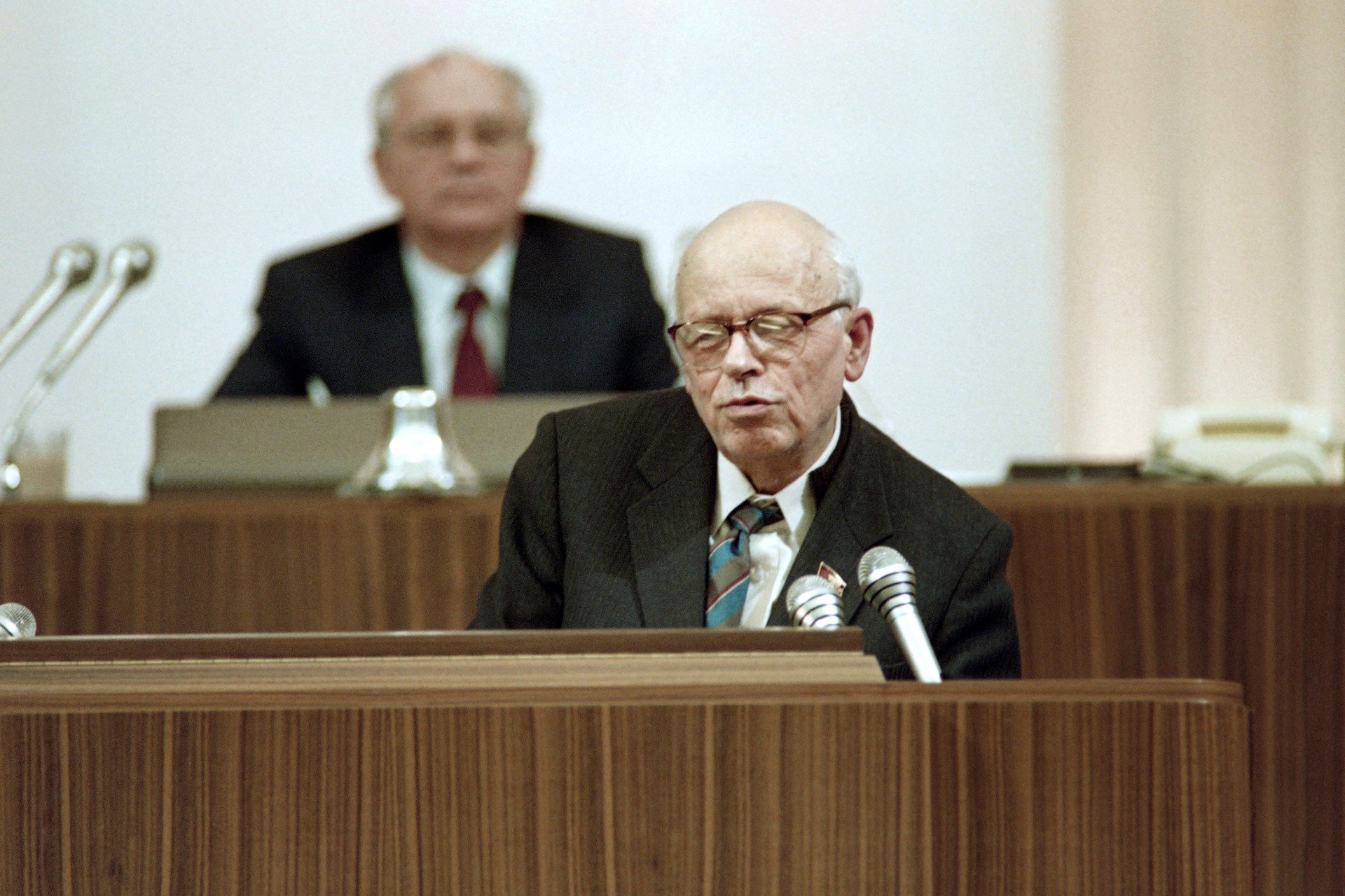 Академик Андрей Сахаров и Михаил Горбачев (на заднем плане). Фото: AFP