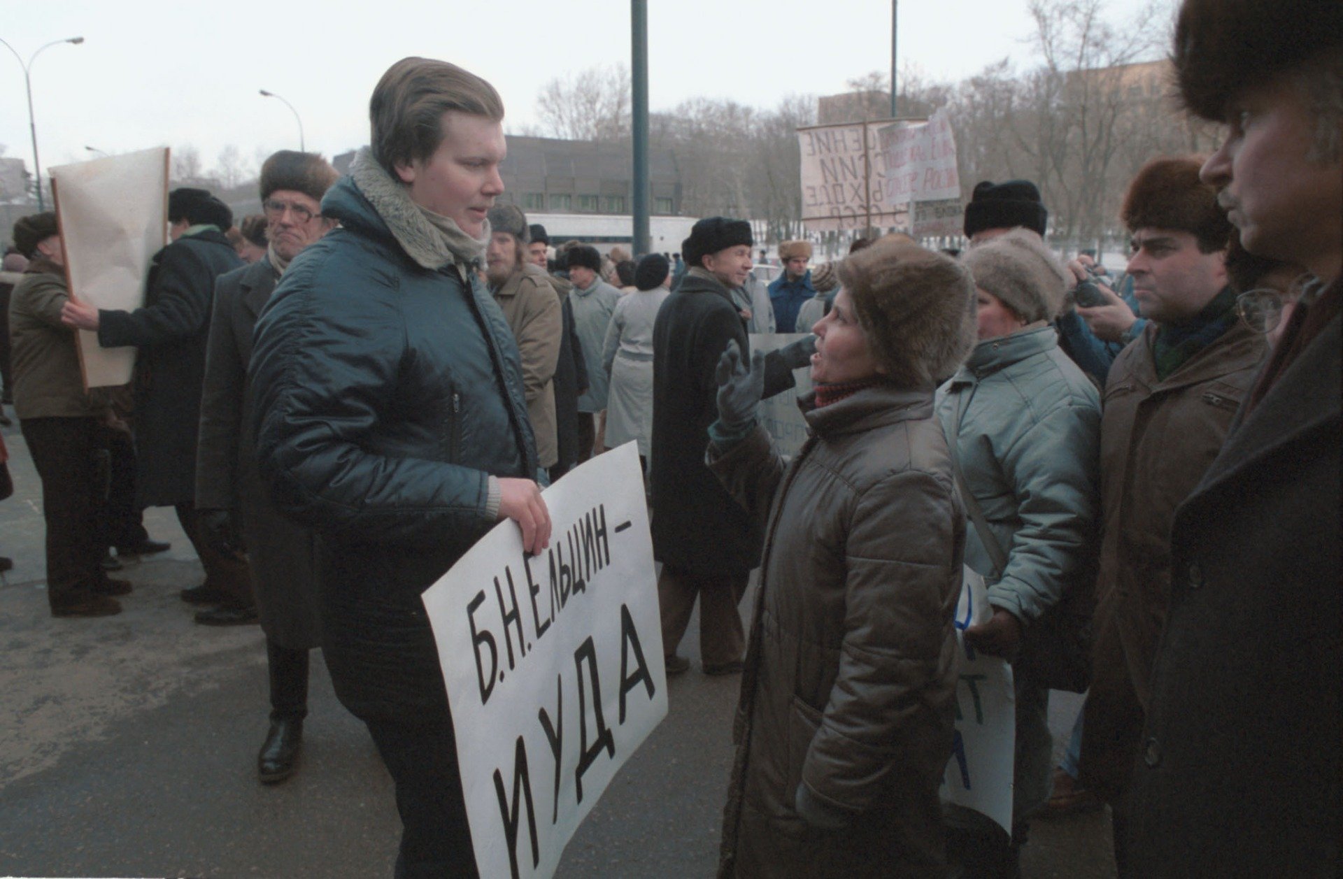 Во время манифестации у здания Верховного Совета РСФСР, 1991 год. Фото: Станислав Панов / Фотохроника ТАСС