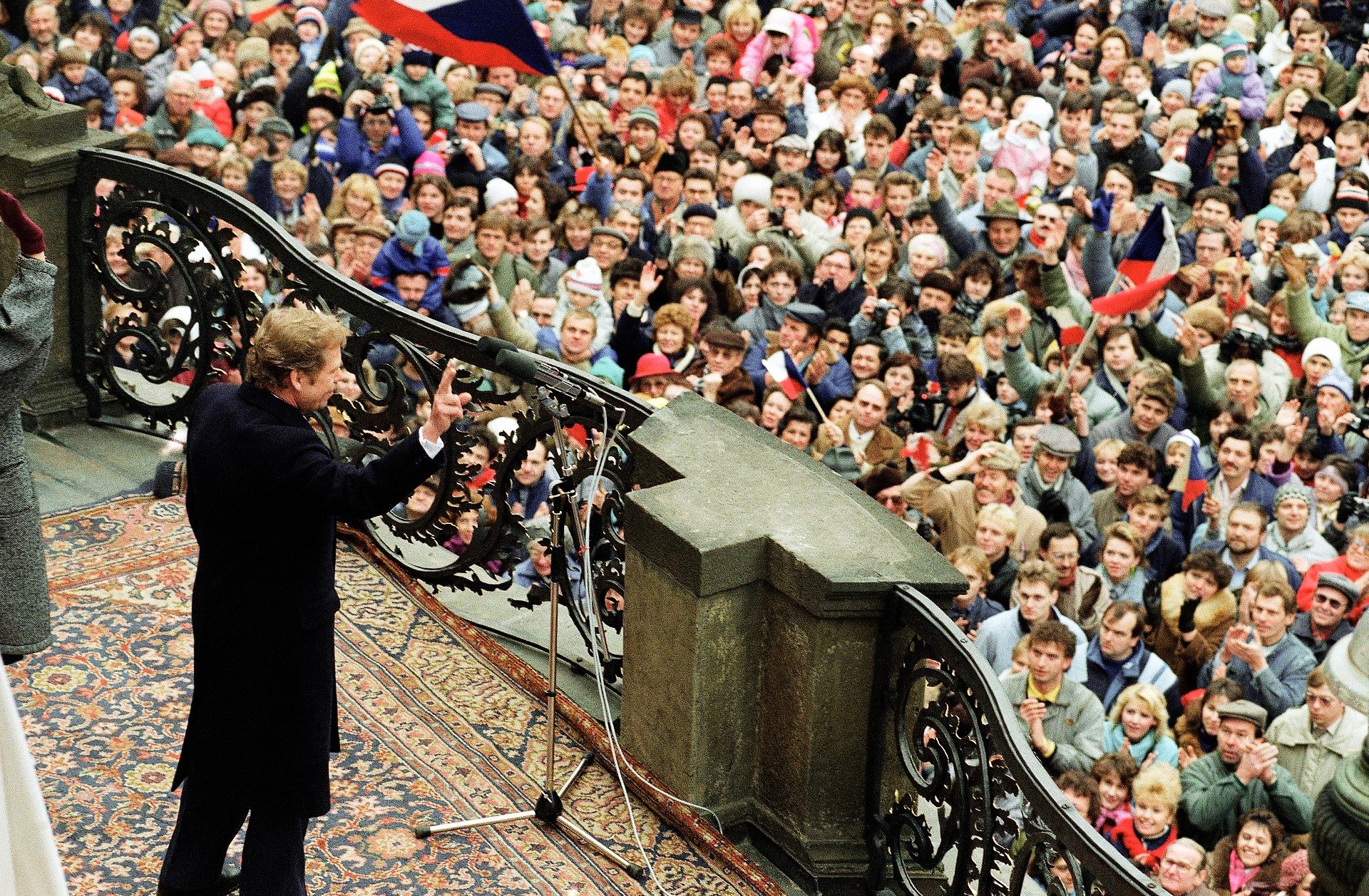 Вацлав Гавел машет рукой многотысячной толпе с балкона Пражского Града после своего избрания президентом Чехословакии. Фото: ASSOCIATED PRESS